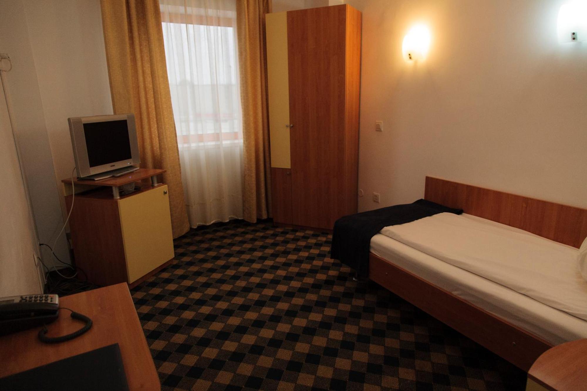 Plus Hotel Craiova Room photo