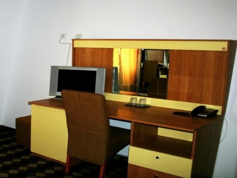 Plus Hotel Craiova Exterior photo